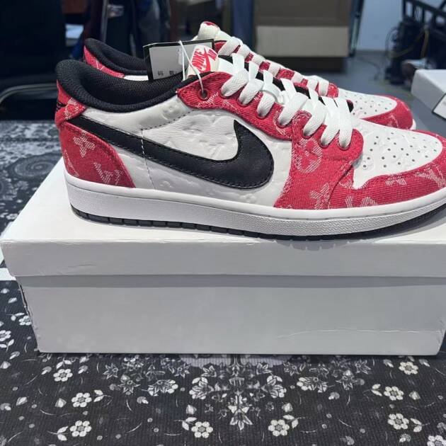 Louis Vuitton x Nike SB Dunk